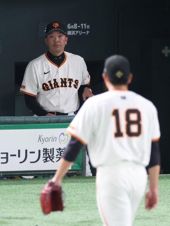　菅野が好投も打線が奮わず厳しい表情の阿部監督（撮影・金田祐二）