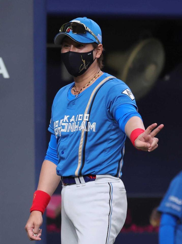 　７回、選手交代を告げる新庄監督（撮影・坂部計介）