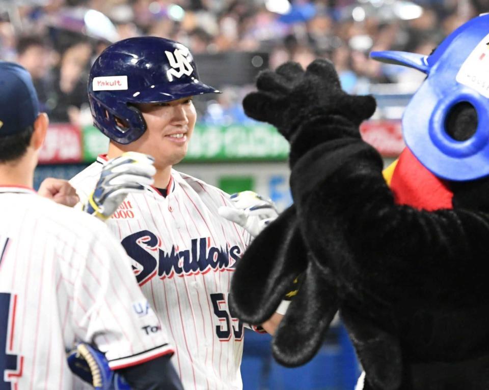 　６回、村上は通算１９９号となる２ランを放ち、笑顔で生還（撮影・佐藤厚）