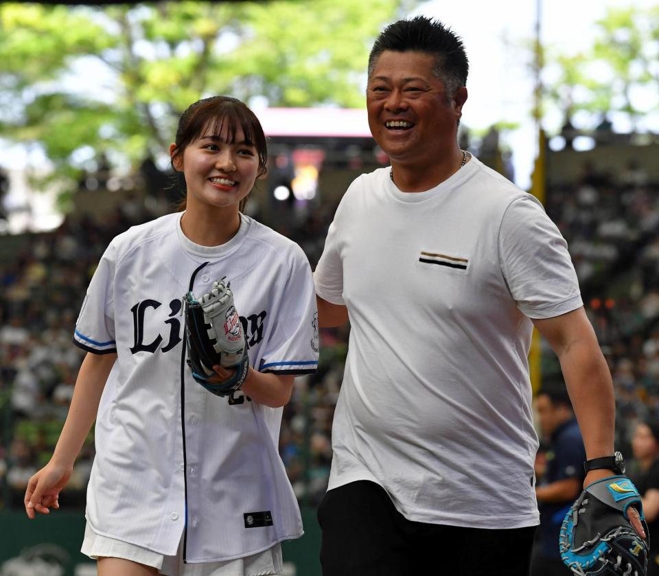 　始球式を務める細川愛倫（左）と捕手を務めた元西武の細川亨氏（撮影・持木克友）