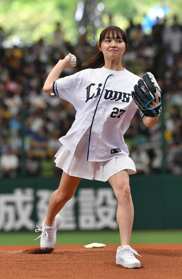 　始球式を務める細川愛倫（撮影・持木克友）