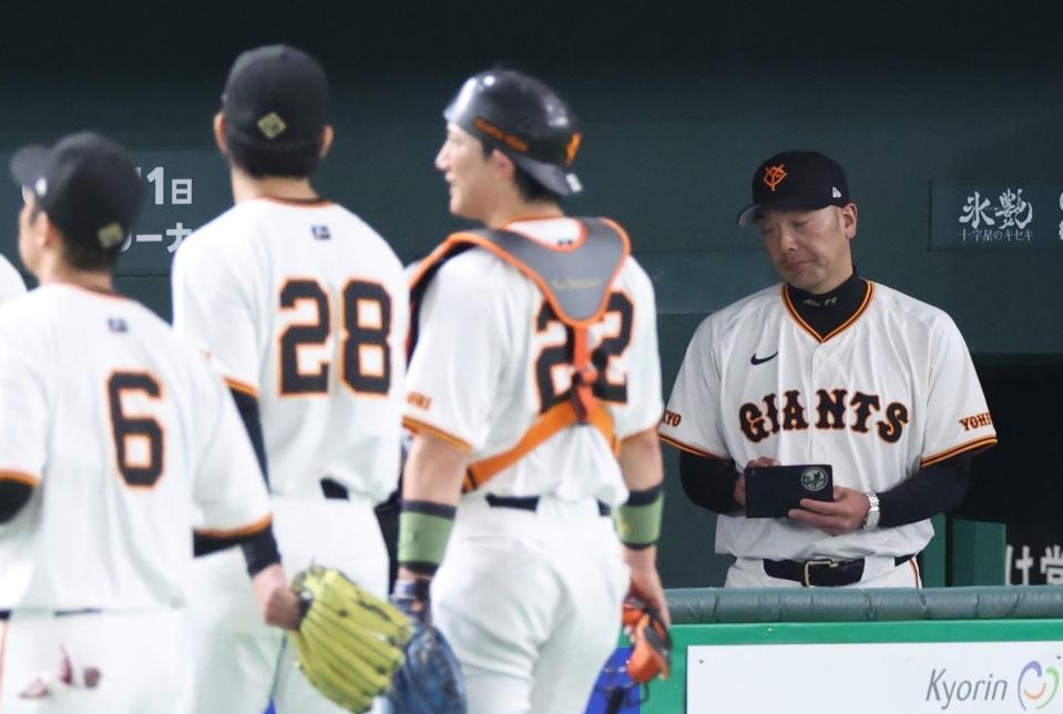 　３回、阪神に先制されうつむく阿部監督（右端）＝撮影・金田祐二