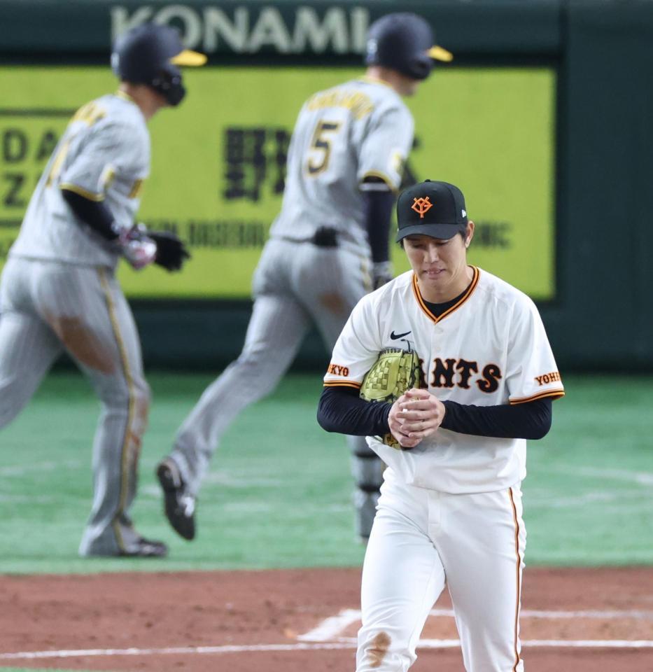 　３回、近本に先制２ランを浴びうつむく高橋礼（撮影・金田祐二）