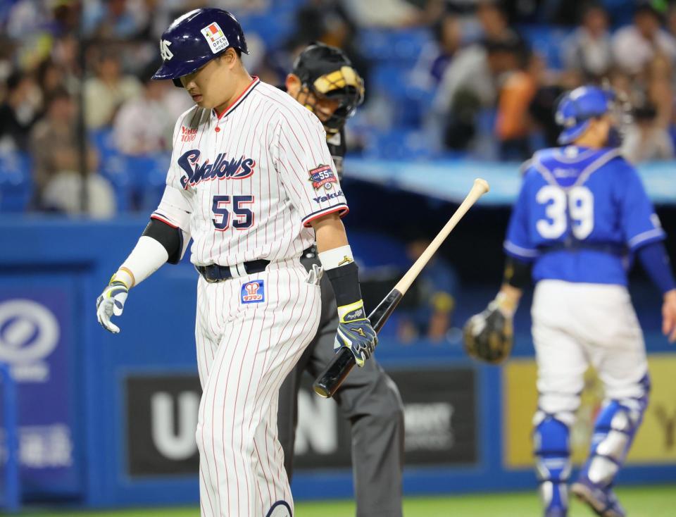 　４回、空振り三振に倒れ、うつむく村上（撮影・吉澤敬太）