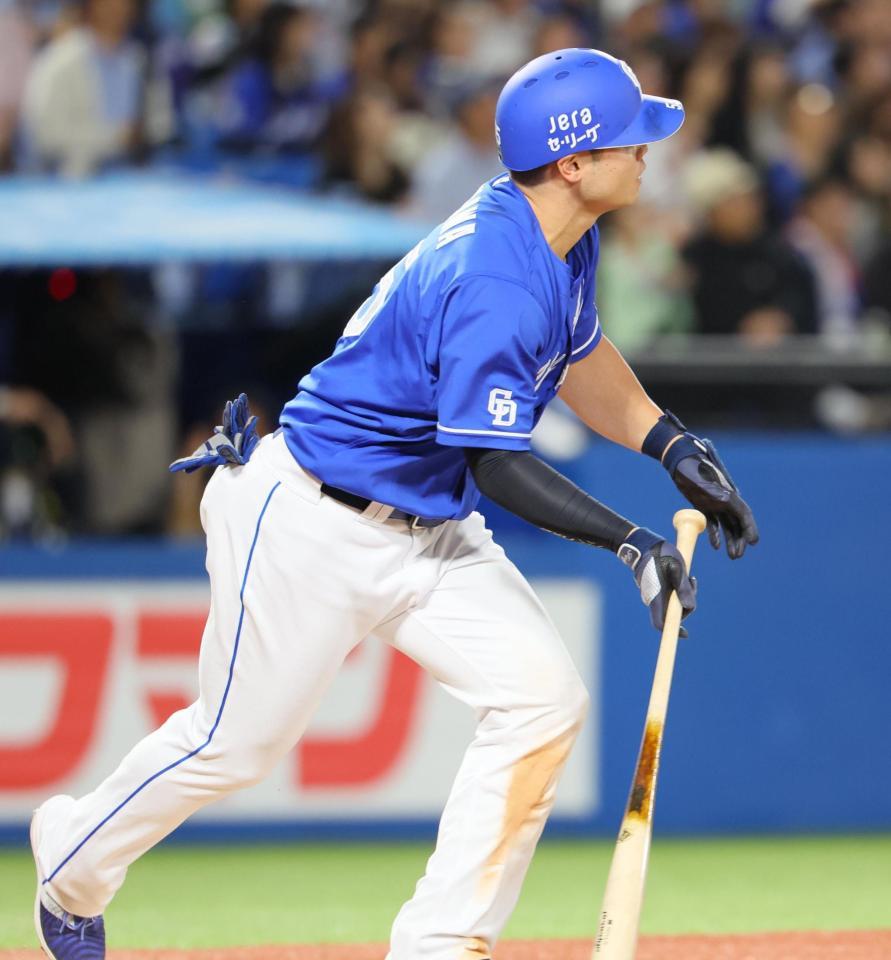 　７回、左中間に３ランを放つ細川（撮影・吉澤敬太）