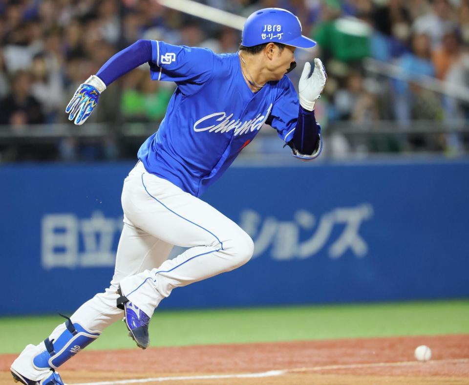 ７回、セフティーバントを決める中日・高橋宏斗＝神宮球場（撮影・吉澤敬太）
