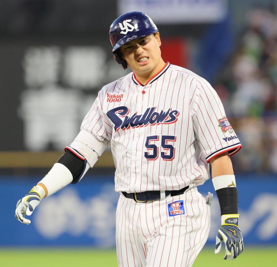 　２回、二ゴロに倒れ顔をしかめる村上（撮影・吉澤敬太）