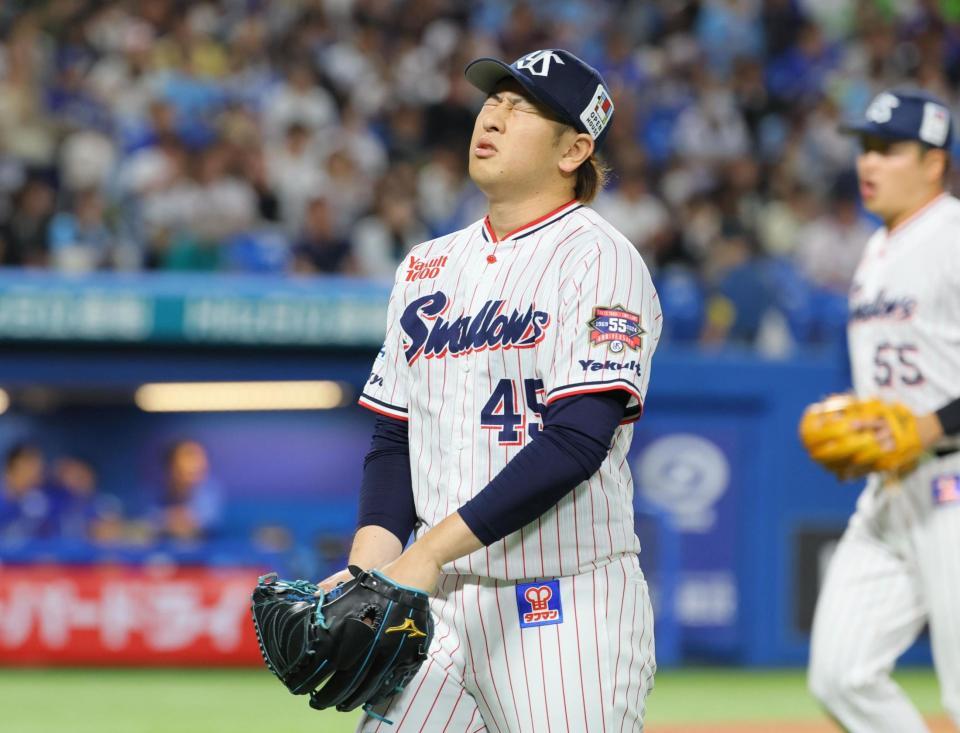　５回、２失点目を喫し、顔をしかめる小沢（撮影・吉澤敬太）