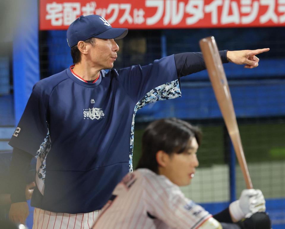 　選手交代を告げる高津監督（撮影・吉澤敬太）