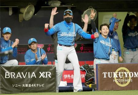 　８回、松本剛のスクイズが成功し、ベンチでガッツポーズをする新庄監督（中央）＝撮影・坂部計介