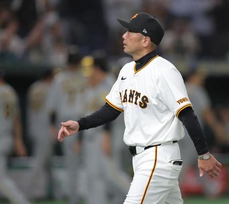 　ファンへのあいさつを終え、引き上げる阿部監督（撮影・西岡正）