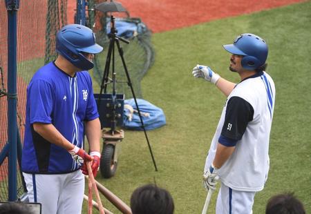 　宮崎（右）と話す筒香（撮影・佐々木彰尚）