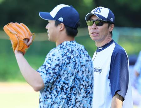 　練習中、山田（手前）と話す高津監督＝５日