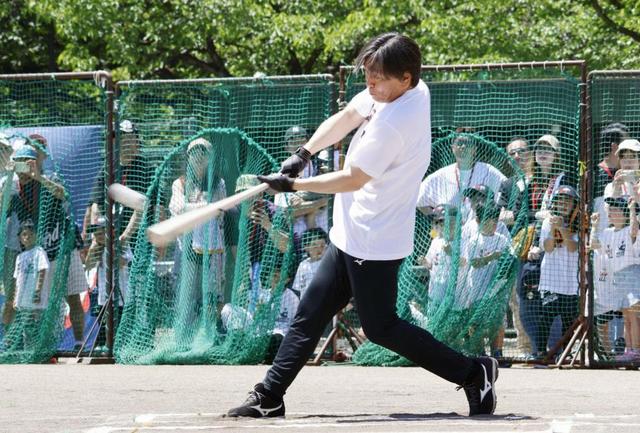 　野球教室を開きフリー打撃を披露する松井秀喜さん