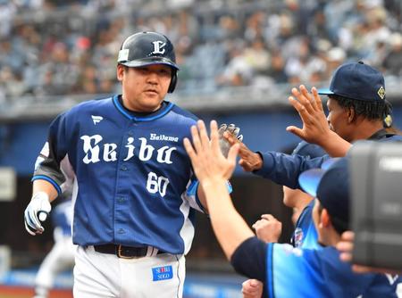 　９回、左越え本塁打を放ちナインに迎えられる中村剛（撮影・持木克友）