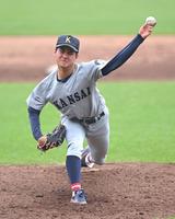 　力投する関大・金丸夢斗（撮影・石井剣太郎）