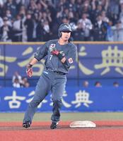 　６回、中前２点適時二塁打を打った藤岡（撮影・持木克友）