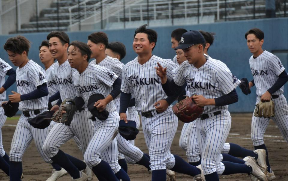 　大阪桐蔭に勝利し、笑顔を見せる大院大高ナイン