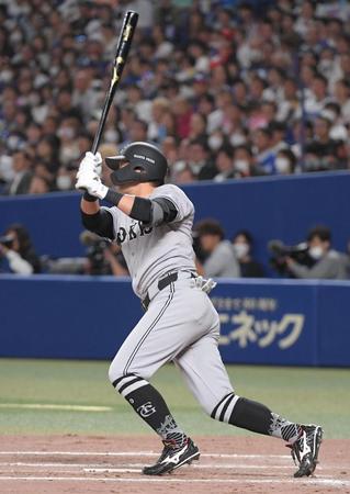 　８回、長野は右中間に走者一掃の三塁打を放つ（撮影・佐藤厚）