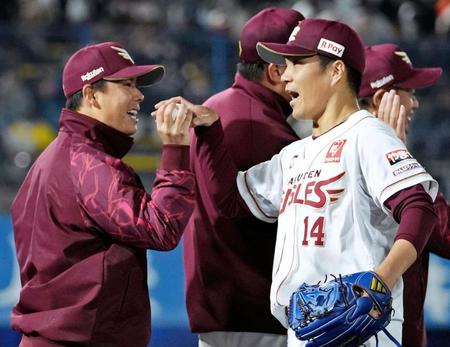 　オリックスに勝利し則本（右）からウイニングボールを受け取る藤井