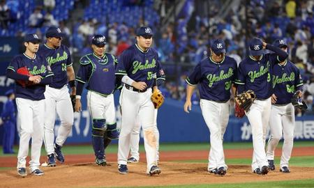 　ＤｅＮＡに勝利し、ベンチに向かう村上（中央）らヤクルトナイン