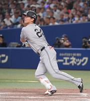 　６日の中日戦、８回に代打で出場し左飛に終わった大城卓＝６日