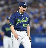 　８回、筒香を遊ゴロに打ち取り雄たけびを上げる木沢（撮影・開出牧）