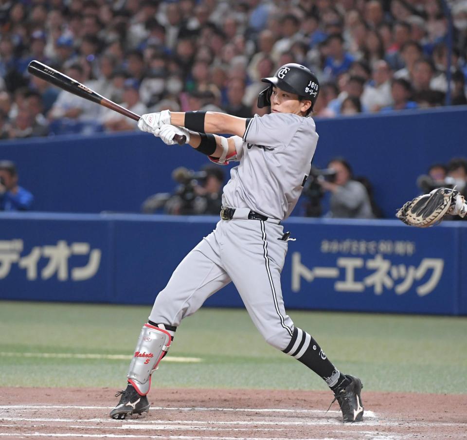 　７回、門脇は中前に先制適時打を放つ（撮影・佐藤厚）