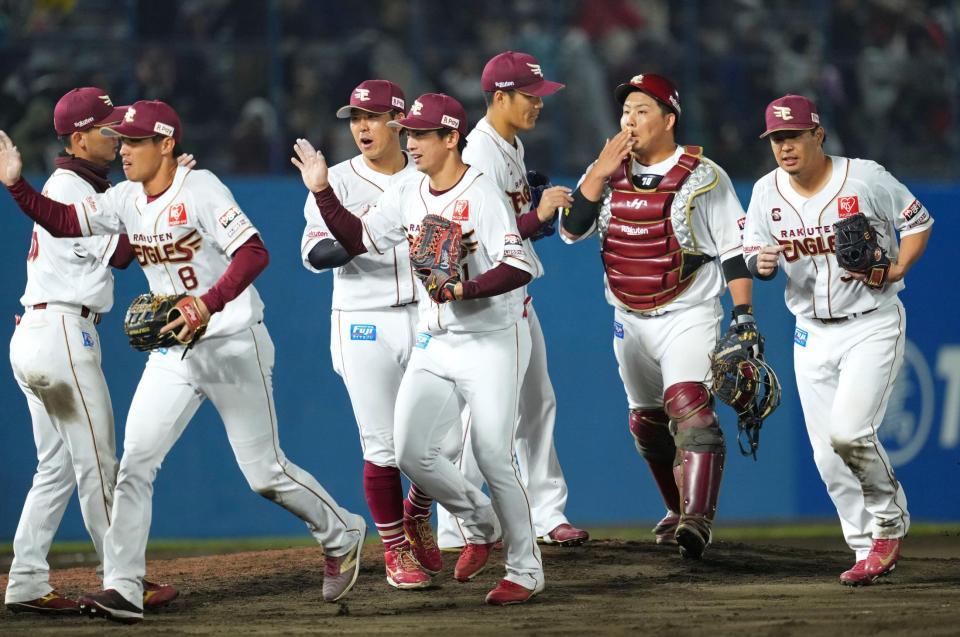 　オリックスに勝利し、喜ぶ楽天ナイン