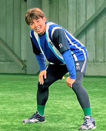 　練習の合間に笑顔を見せる東（球団提供）