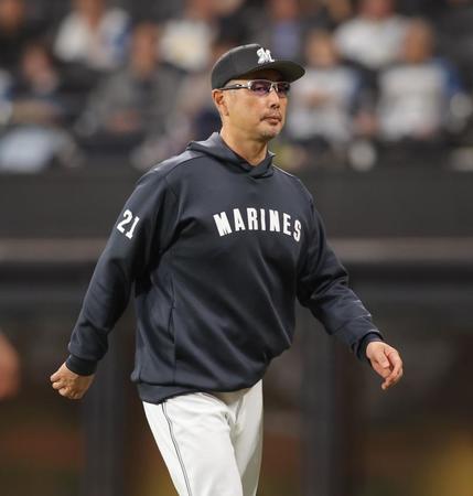 　８回、選手交代を告げる吉井監督（撮影・中島達哉）