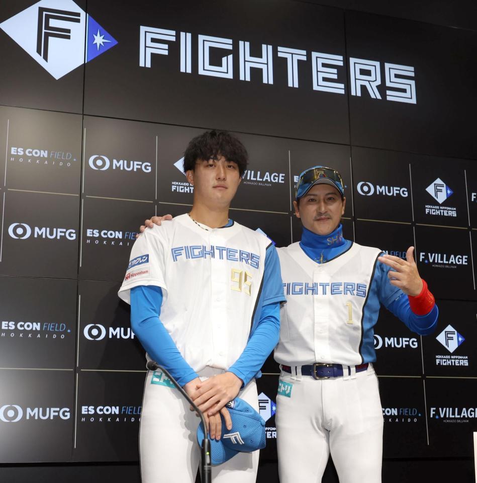 　支配下登録され、新庄監督（右）と記念撮影に応じる柳川（撮影・中島達哉）