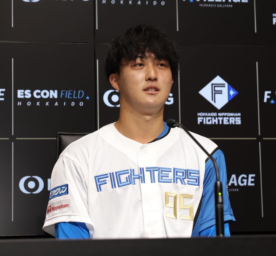 　支配下登録され、会見に臨む柳川（撮影・中島達哉）