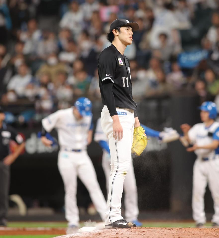 　６回、松本剛（左奥）に同点打を浴びた佐々木（撮影・中島達哉）