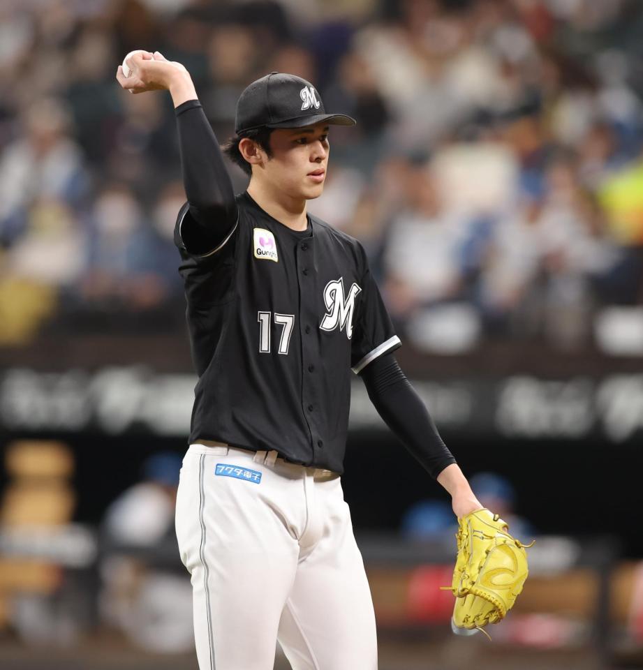 　６回途中で降板し、ボールを返す佐々木（撮影・中島達哉）