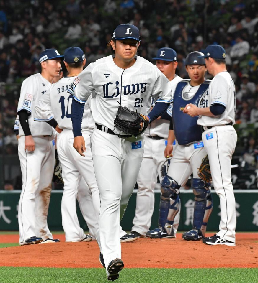 　５回、打者太田の時降板する青山（撮影・持木克友）