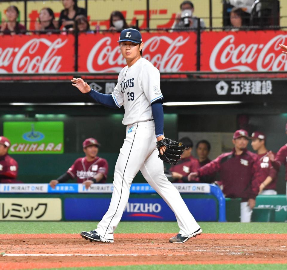 　３回、島内に犠飛を打たれ２点目を失った青山（撮影・持木克友）