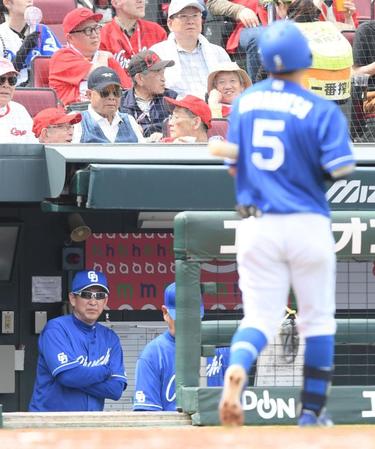 　２回、空振り三振を喫した村松を見つめる立浪監督（撮影・市尻達拡）