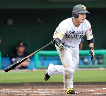 　６回、近藤が右翼線に適時二塁打を放つ