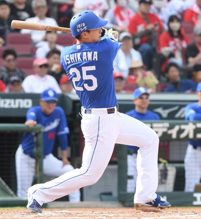 　８回、石川昂は左越え２点タイムリー二塁打を放つ（撮影・市尻達拡）