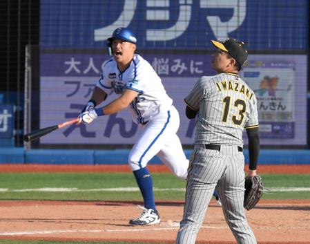 　８回、筒香（奥）に勝ち越しソロを浴びた岩崎（撮影・伊藤笙子）