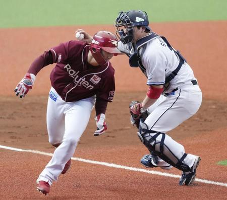 　７回、村林がスクイズを空振り。三走小郷が三本間に挟まれタッチアウト。捕手炭谷