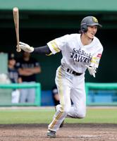 　５回、三森が右前に同点打を放つ