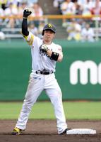 　６回、適時二塁打を放ちガッツポーズする近藤