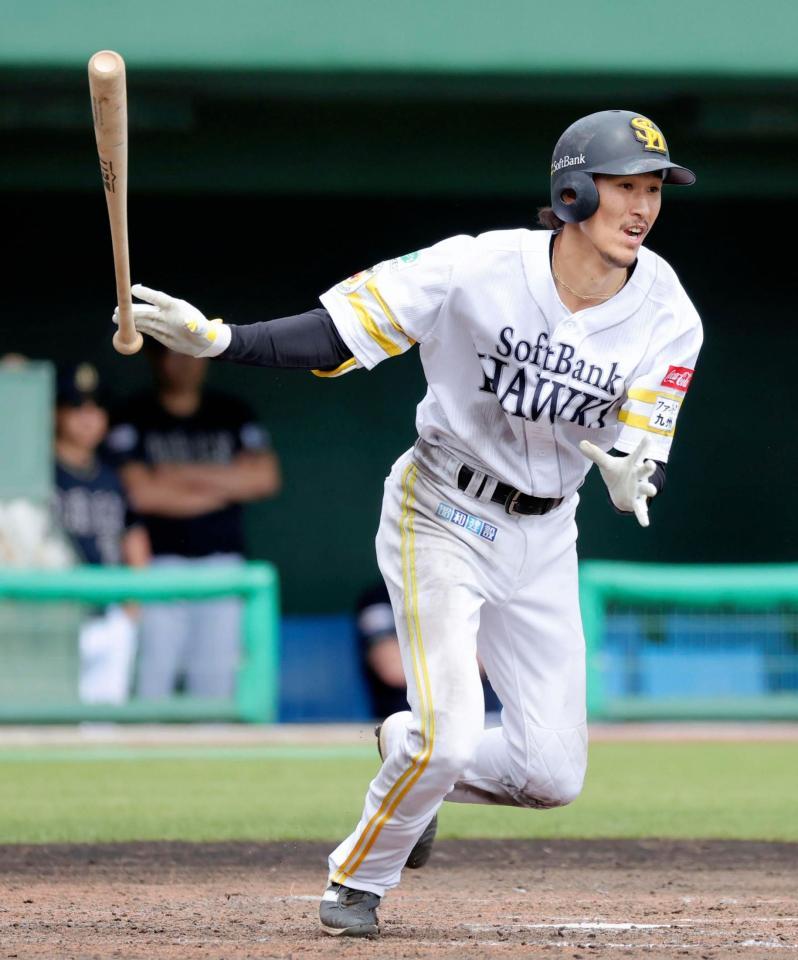 　５回、三森が右前に同点打を放つ