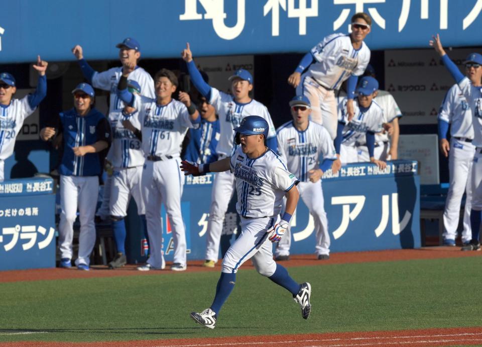 　８回、ライトへ勝ち越しソロを放ち、雄たけびを上げる筒香（中央）とベンチを飛び出して喜ぶＤｅＮＡナイン（撮影・伊藤笙子）