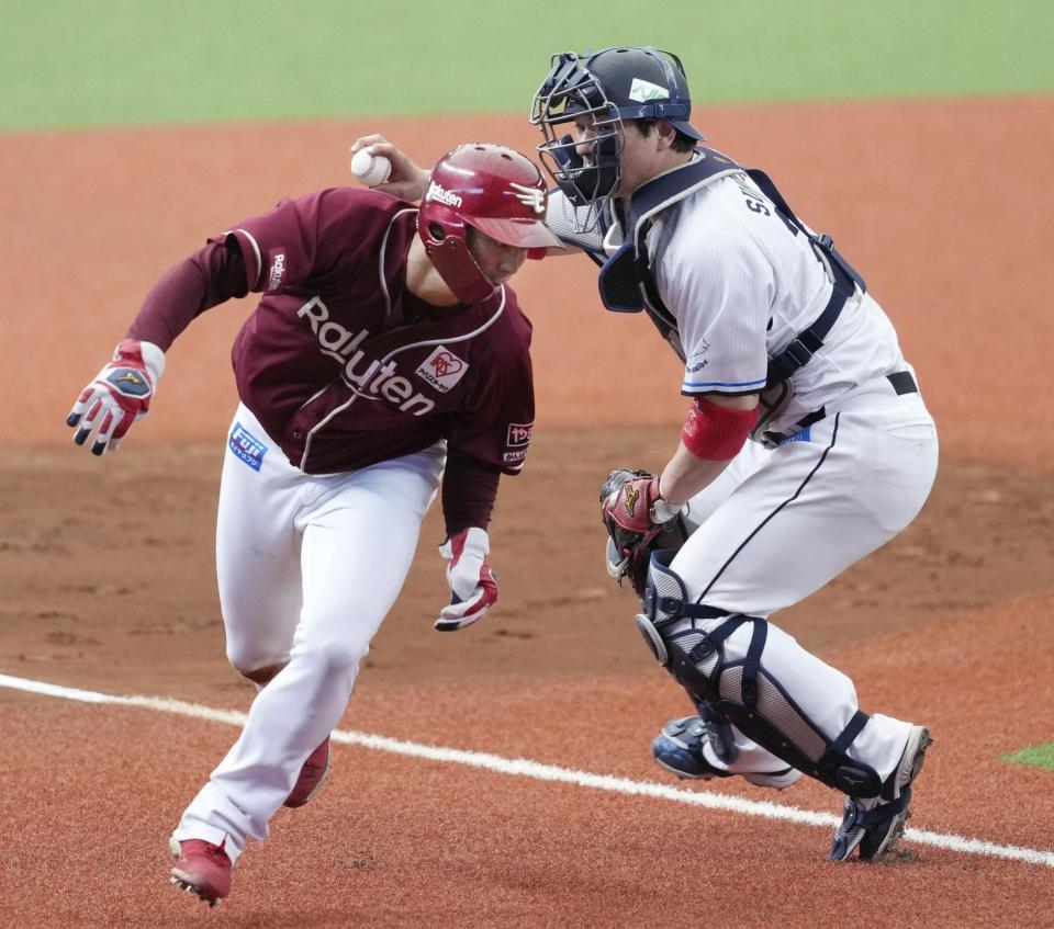 　７回、村林がスクイズを空振り。三走小郷が三本間に挟まれタッチアウト。捕手炭谷