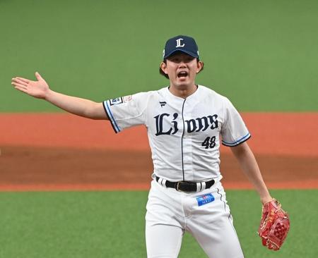 　１回、小郷を空振り三振に仕留めアピールする今井（撮影・園田高夫）