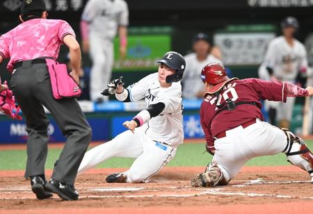 　７回、蛭間の左前打で二走・長谷川（中央）が生還する（撮影・園田高夫）