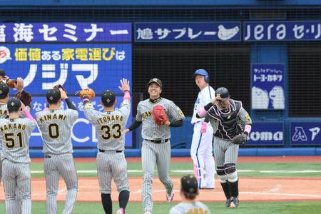 　９回、牧（奥）を捕邪飛に打ち取って完封勝利を挙げた才木（中央）＝撮影・伊藤笙子